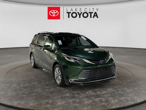 Used 2023 Toyota Sienna Platinum AWD/4WD image 13