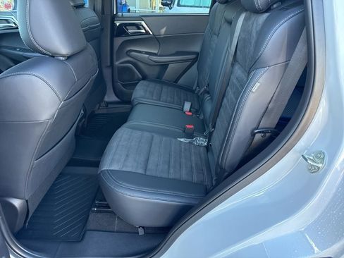 New 2025 Mitsubishi Outlander SE image 24