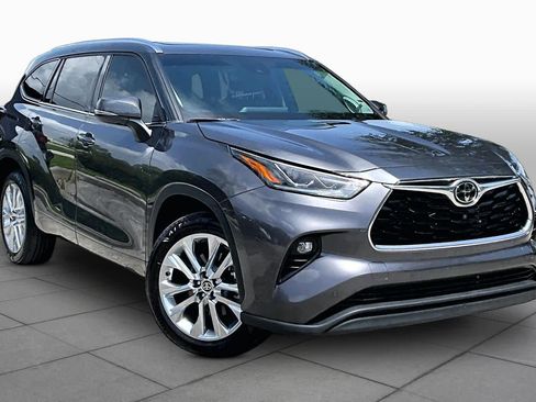 Used 2022 Toyota Highlander Limited FWD image 3