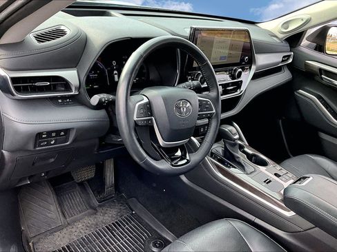 Used 2023 Toyota Highlander Platinum image 12