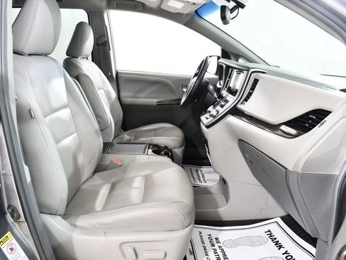 Used 2017 Toyota Sienna XLE Premium image 10