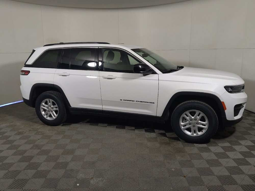 Used 2023 Jeep Grand Cherokee Laredo w/ Luxury Tech Group I AWD/4WD image 11