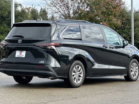Used 2023 Toyota Sienna XLE image 4