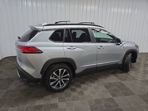 Used 2022 Toyota Corolla Cross XLE image 3