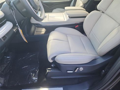 New 2026 Lincoln Navigator Premiere AWD/4WD image 14