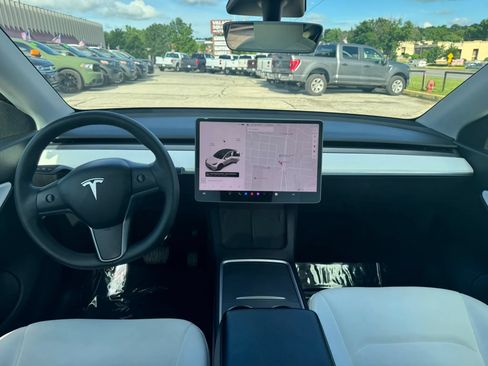 Used 2021 Tesla Model Y Long Range AWD/4WD image 12