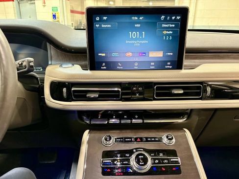 Used 2023 Lincoln Aviator Reserve w/ Equipment Group 201A AWD/4WD image 4