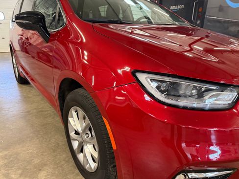 Certified 2024 Chrysler Pacifica Touring-L AWD/4WD image 3