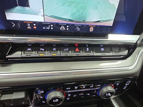 Used 2025 Chevrolet Silverado 1500 High Country AWD/4WD image 19