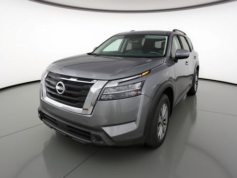 Used 2025 Nissan Pathfinder SV image 3