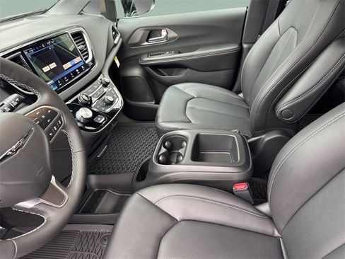 New 2026 Chrysler Voyager LX image 16