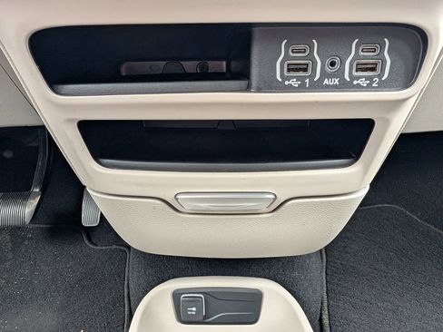 Used 2023 Chrysler Pacifica Touring-L FWD image 35