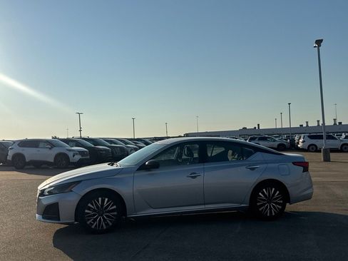 Certified 2025 Nissan Altima 2.5 SV FWD image 14