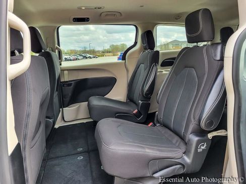 Used 2023 Chrysler Voyager LX FWD image 11
