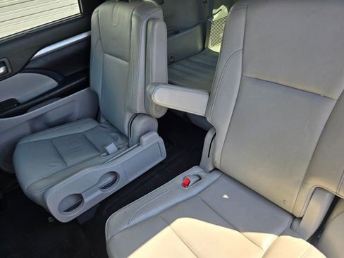 Used 2015 Toyota Highlander XLE AWD/4WD image 16