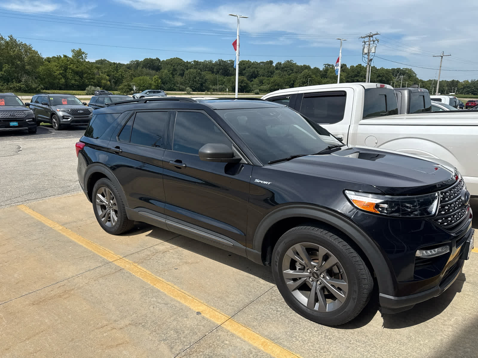 Used 2021 Ford Explorer XLT w/ XLT Sport Appearance Package AWD/4WD image 3