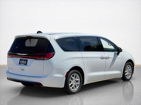Certified 2023 Chrysler Pacifica Touring-L FWD image 8
