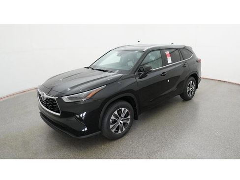 New 2026 Toyota Highlander XLE image 1