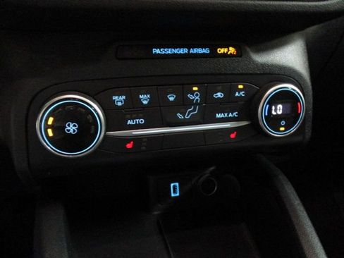 Used 2020 Ford Escape SE image 12