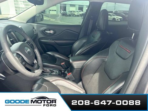 Used 2021 Jeep Cherokee Trailhawk AWD/4WD image 4
