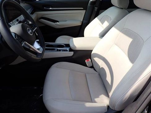 Used 2023 Nissan Altima 2.5 SV w/ SV Premium Package FWD image 11