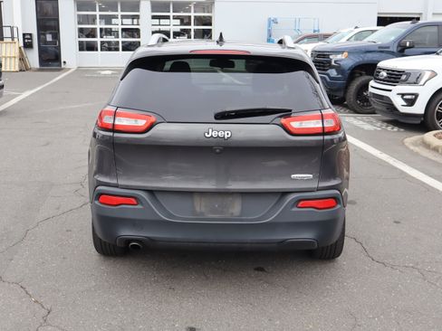 Used 2015 Jeep Cherokee Latitude w/ Cold Weather Group image 9