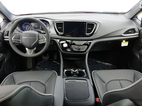 New 2026 Chrysler Pacifica Limited image 3