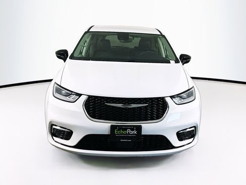 Used 2024 Chrysler Pacifica Touring-L image 2