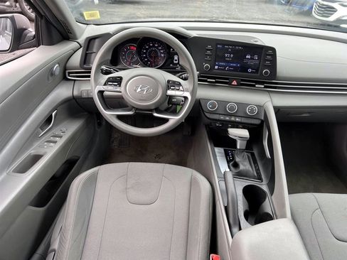 Used 2023 Hyundai Elantra SE image 11