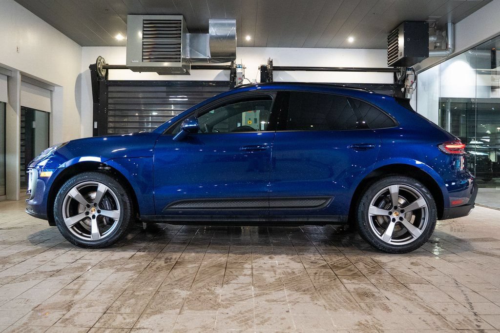 Certified 2025 Porsche Macan AWD/4WD image 2