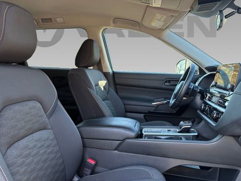 Used 2025 Nissan Pathfinder SV image 9