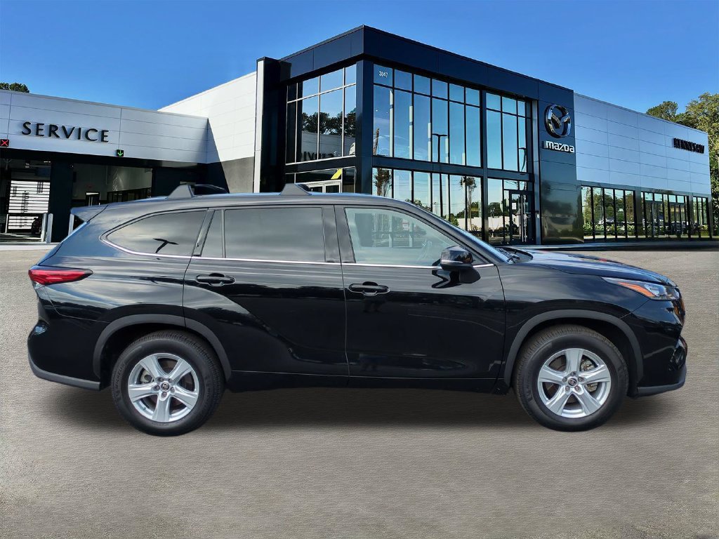 Used 2020 Toyota Highlander LE FWD image 3