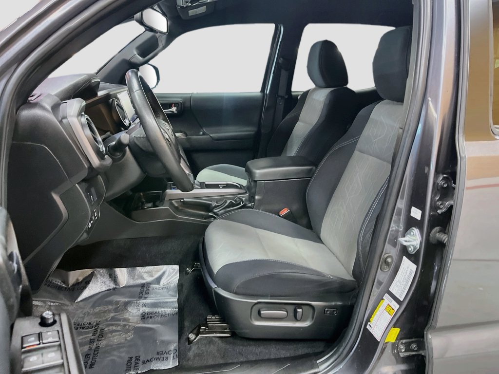 Used 2022 Toyota Tacoma TRD Off-Road AWD/4WD image 19