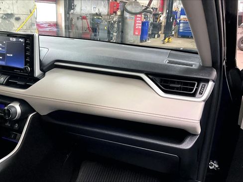 Used 2020 Toyota RAV4 XLE w/ Convenience Package image 18