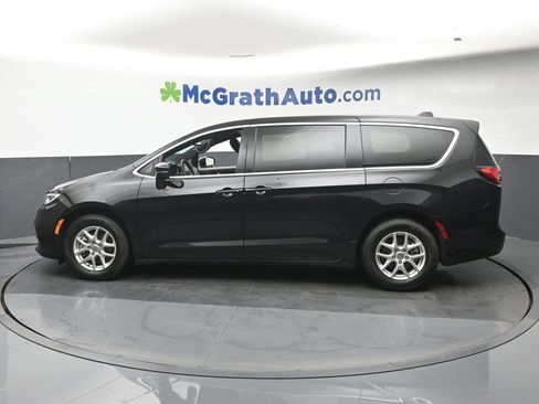 Used 2025 Chrysler Pacifica Select FWD image 23