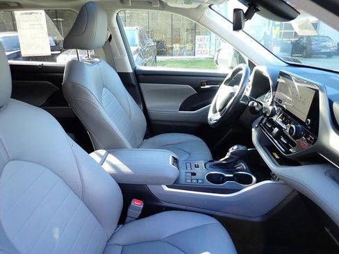 Certified 2023 Toyota Highlander XLE image 3