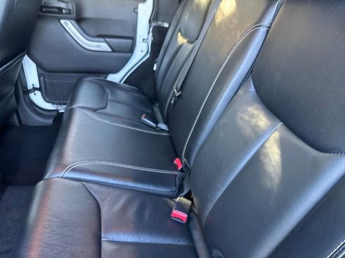 Used 2017 Jeep Wrangler Unlimited Rubicon w/ Connectivity Group image 23