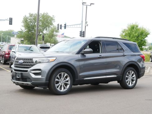 Used 2023 Ford Explorer XLT w/ Equipment Group 202A AWD/4WD image 2