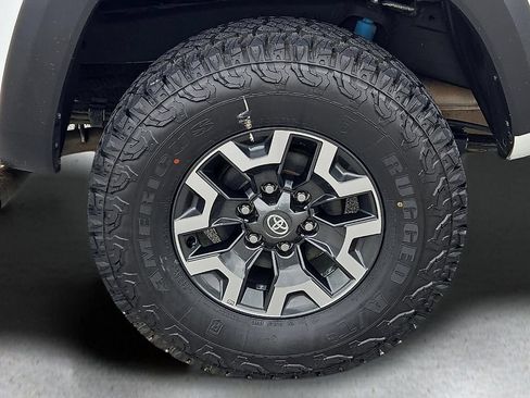 Used 2022 Toyota Tacoma TRD Off-Road w/ Technology Package AWD/4WD image 8