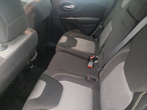 Used 2014 Jeep Cherokee Latitude w/ Comfort/Convenience Group FWD image 18