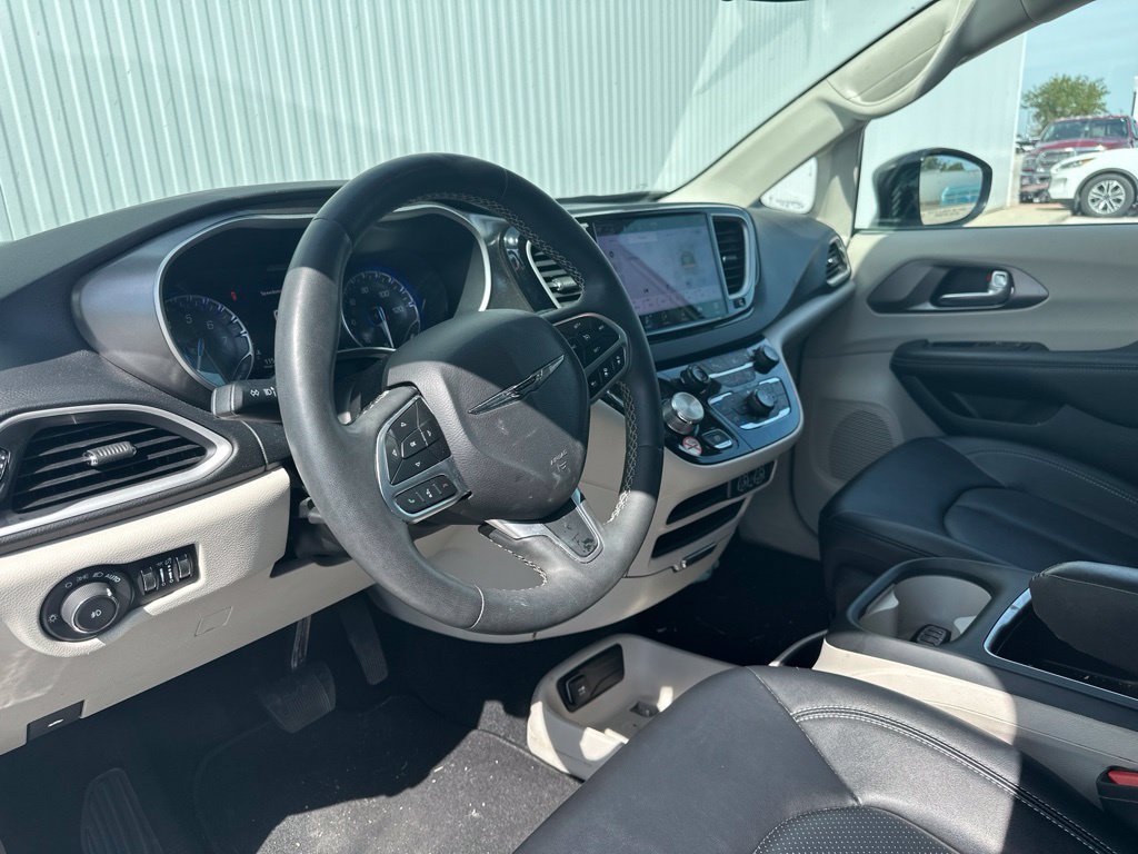 Used 2024 Chrysler Pacifica Touring-L FWD image 12