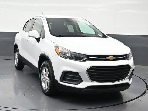 Used 2022 Chevrolet Trax LS w/ Tint and Cruise Package AWD/4WD image 8
