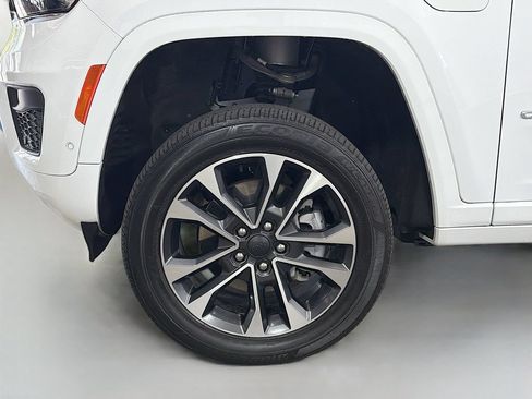 Used 2023 Jeep Grand Cherokee Overland w/ Luxury Tech Group IV AWD/4WD image 34