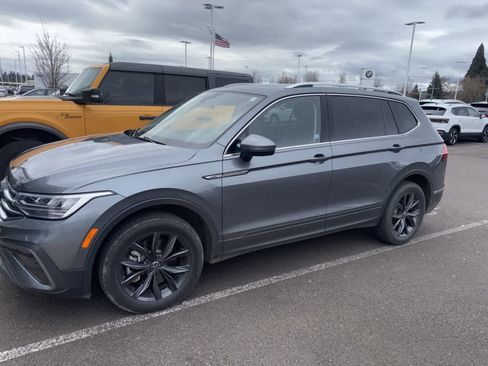 Certified 2022 Volkswagen Tiguan SE image 3
