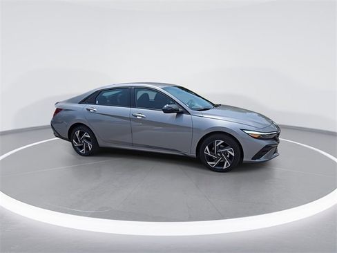 New 2025 Hyundai Elantra SEL image 2