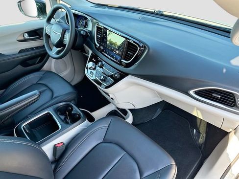 Used 2024 Chrysler Pacifica Touring-L image 28
