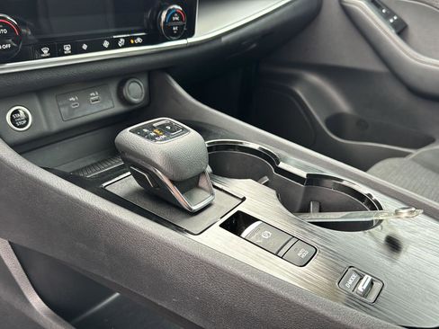 Used 2022 Nissan Rogue SV image 25