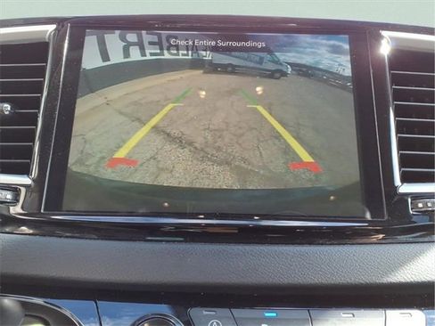 Used 2023 Chrysler Pacifica Touring-L image 20