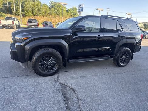 Used 2025 Toyota 4Runner SR5 AWD/4WD image 3