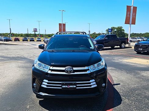 Used 2019 Toyota Highlander XLE FWD image 2